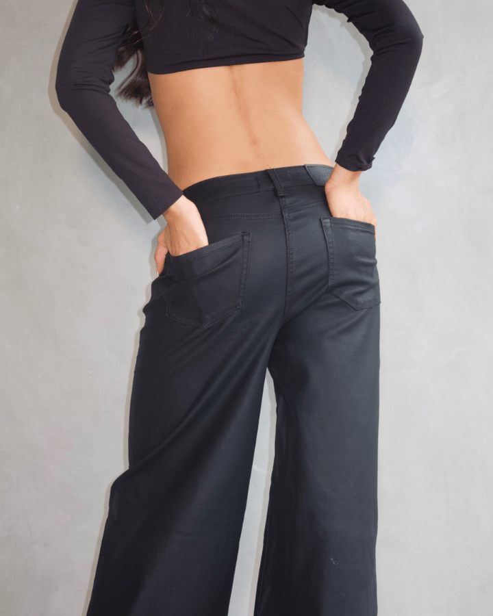 PANTALÓN WIDE LEG ANCHO EFECTO CUERO NEGRO