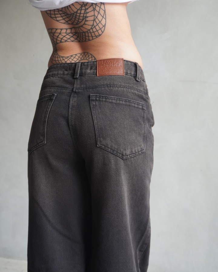 JEAN ANCHO WIDE LEG FIT NEGRO BLUSH TINTED