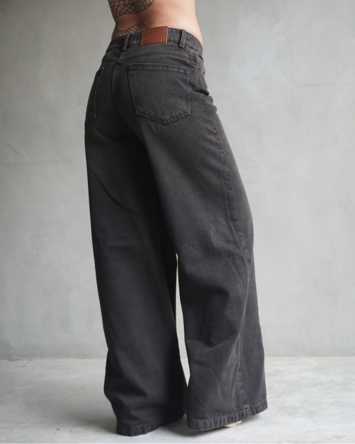JEAN ANCHO WIDE LEG FIT NEGRO BLUSH TINTED