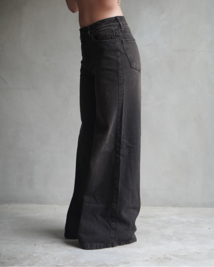 JEAN ANCHO WIDE LEG FIT NEGRO BLUSH TINTED