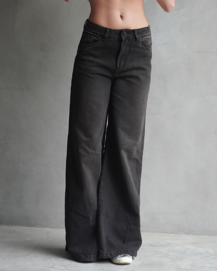 JEAN ANCHO WIDE LEG FIT NEGRO BLUSH TINTED