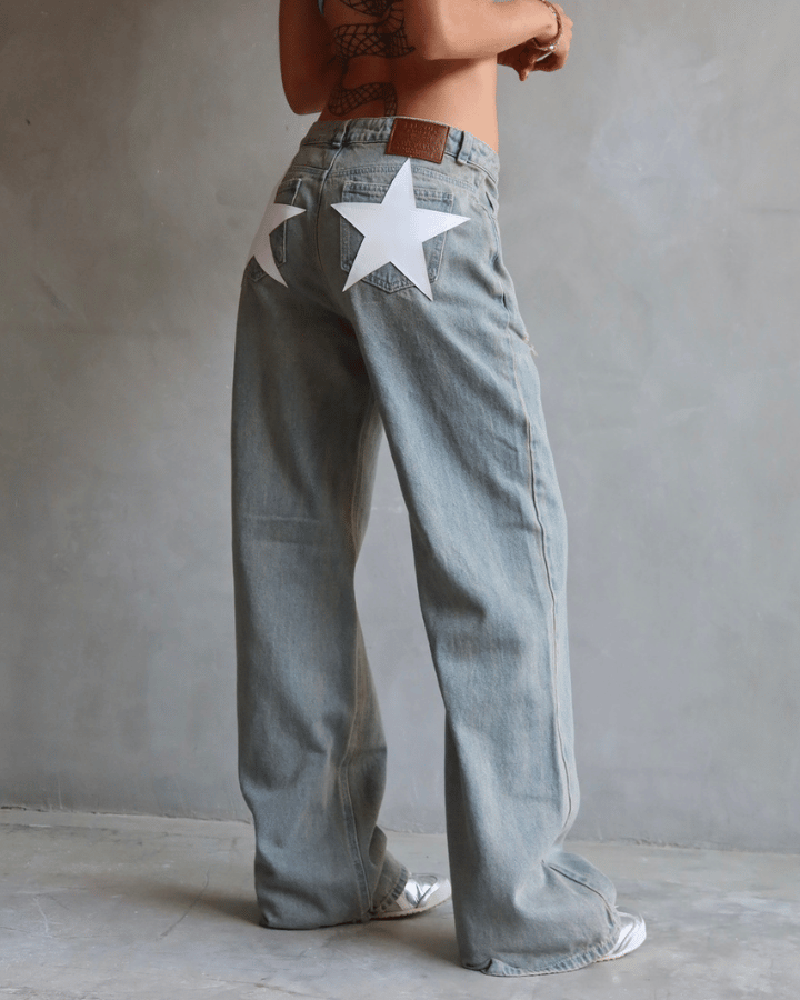 JEAN ICON ESTRELLAS BLANCAS RELAXED FIT AZUL CLARO WASHED