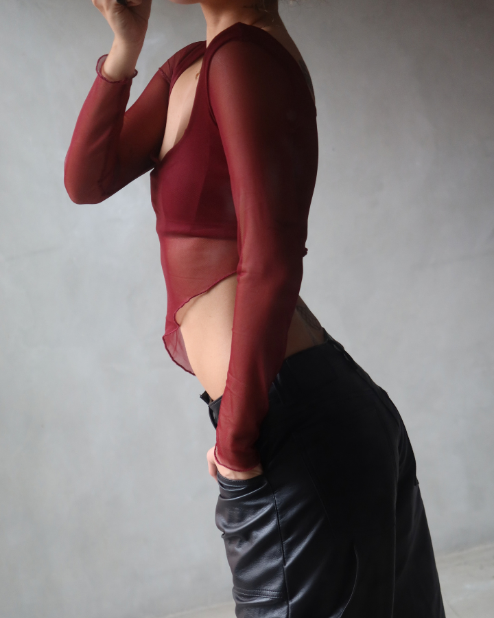 TOP MANGA LARGA MESH ASIMÉTRICO BURGUNDY ROJO
