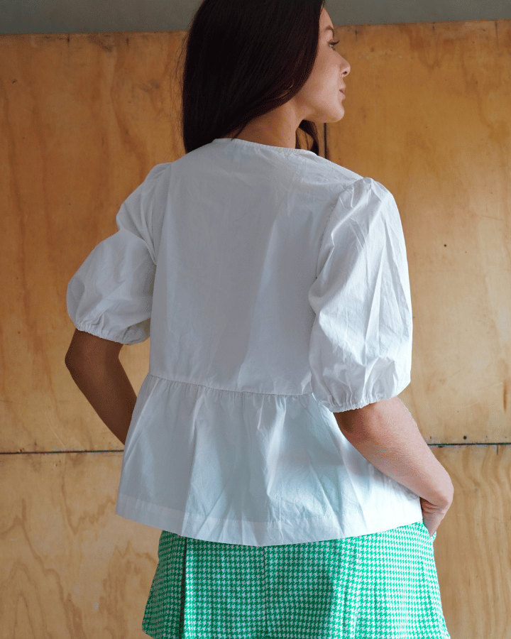 BLUSA AZZURRO CON MOÑOS BLANCO