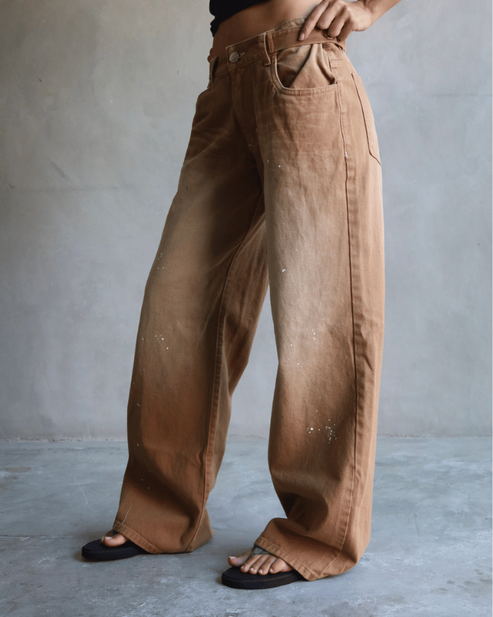 JEAN LOW WIDE FIT TIRO BAJO CINTURA AJUSTABLE CAFÉ WASHED