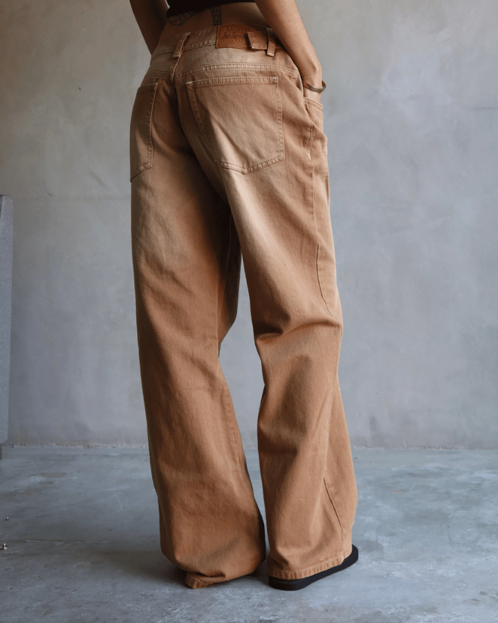 JEAN LOW WIDE FIT TIRO BAJO CINTURA AJUSTABLE CAFÉ WASHED