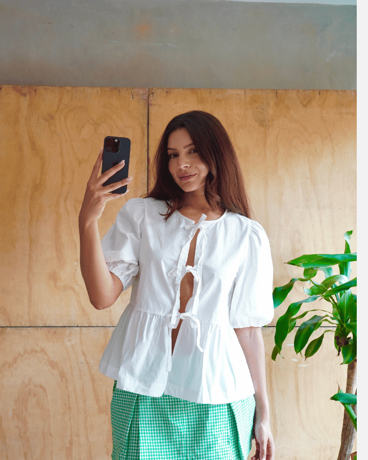 BLUSA AZZURRO CON MOÑOS BLANCO