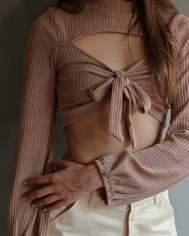 TOP RIBBED SNATCH NUDE CON MANGAS