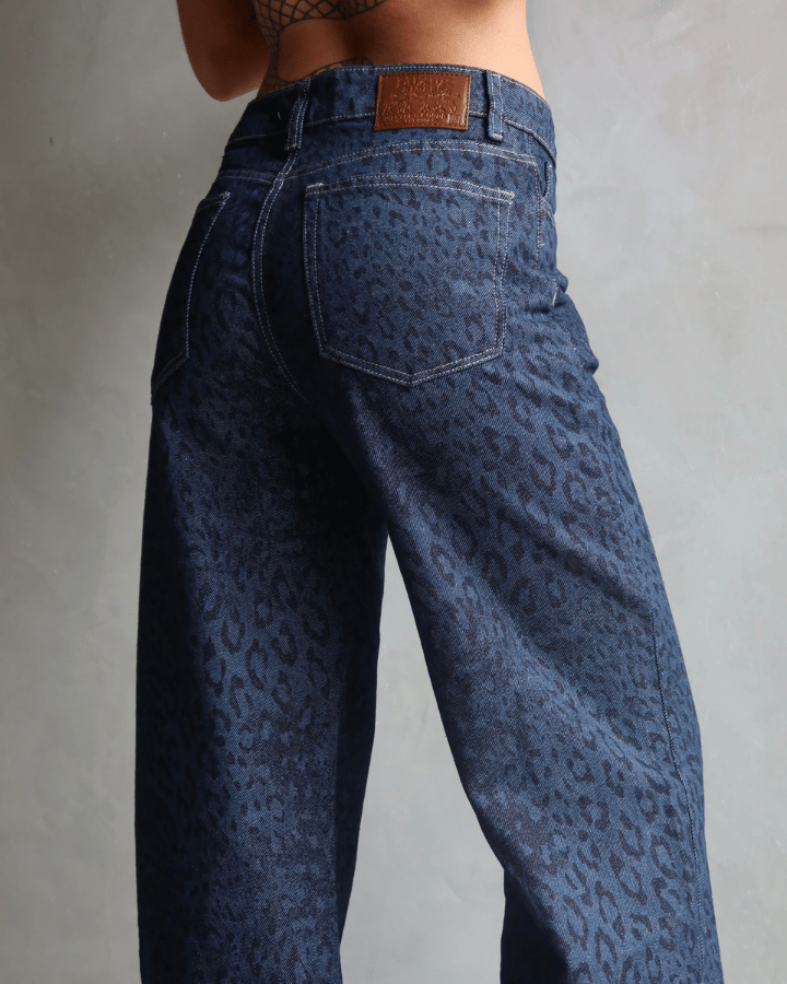 JEAN STRAIGHT AZUL OSCURO ANIMAL PRINT