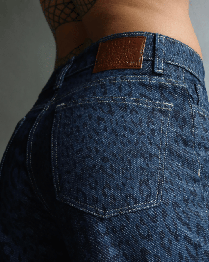 JEAN STRAIGHT AZUL OSCURO ANIMAL PRINT