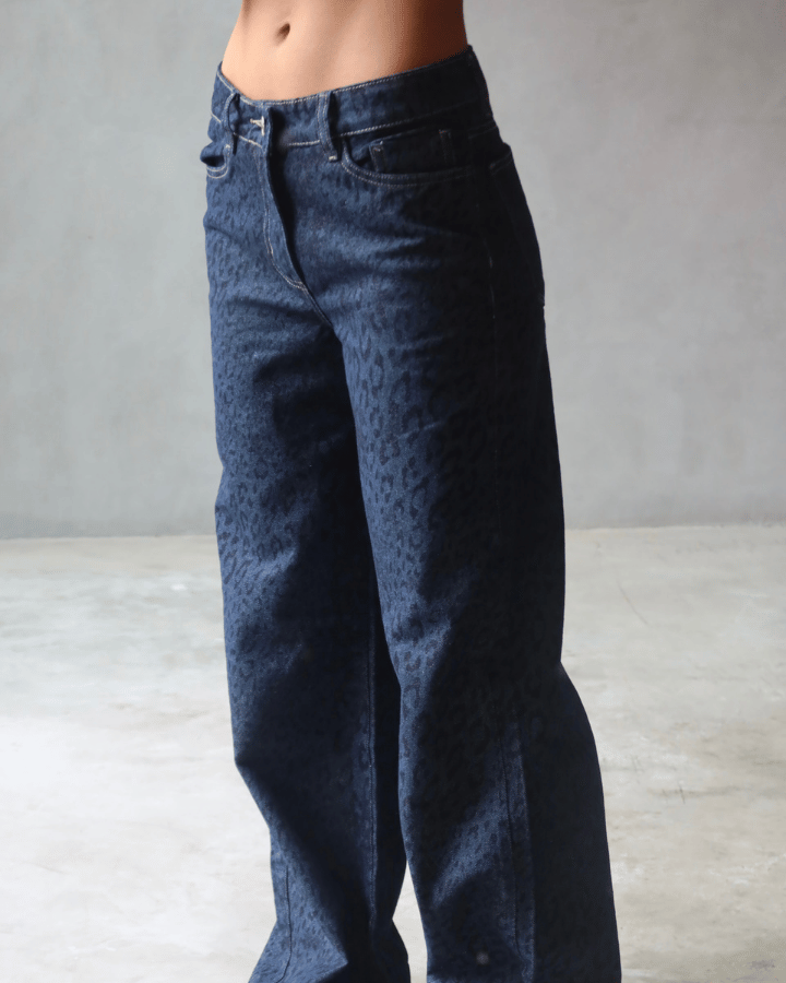 JEAN STRAIGHT AZUL OSCURO ANIMAL PRINT