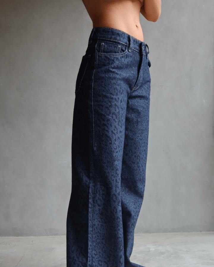 JEAN STRAIGHT AZUL OSCURO ANIMAL PRINT