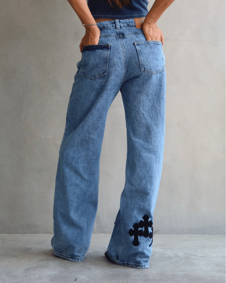 JEAN RELAXED FIT CRUCES NEGRAS AZUL WASHED
