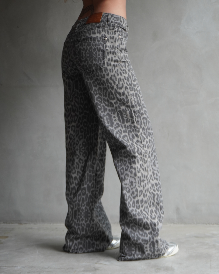 JEAN RECTO GRIS ANIMAL PRINT WILD