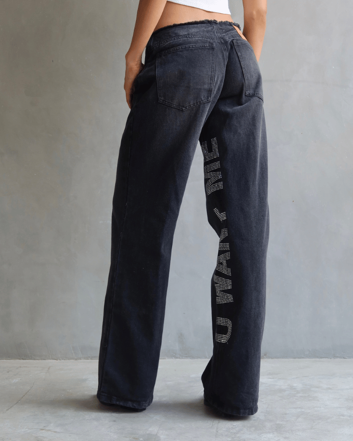 JEAN LOW WIDE FIT TIRO BAJO ANCHO U CANT HAVE ME BRILLOS NEGRO