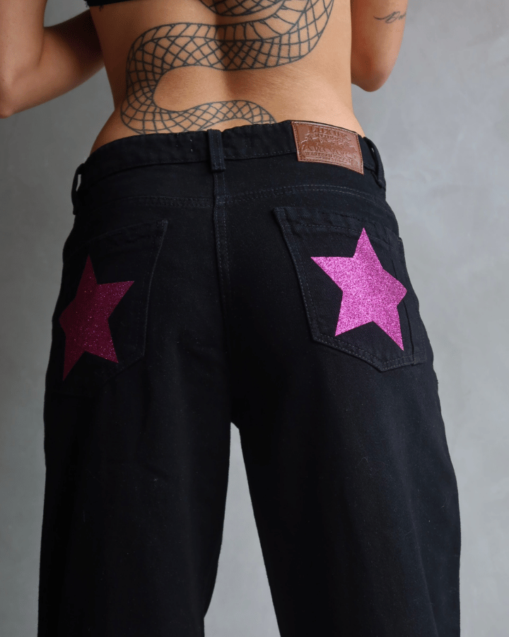 JEAN STRAIGHT NEGRO CON ESTRELLAS ROSADAS