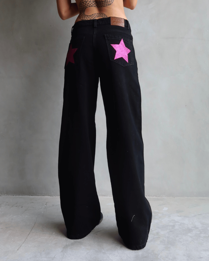 JEAN STRAIGHT NEGRO CON ESTRELLAS ROSADAS