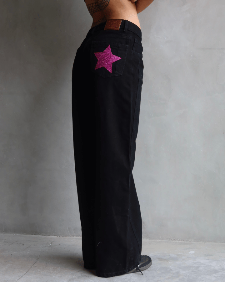JEAN STRAIGHT NEGRO CON ESTRELLAS ROSADAS
