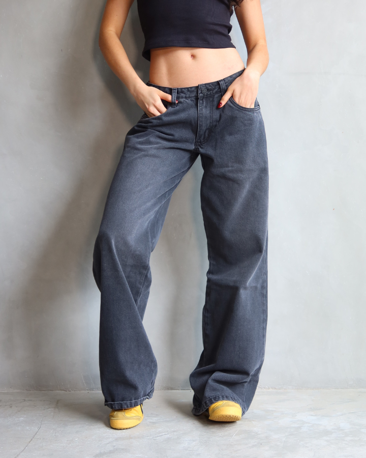 JEAN LOW WIDE FIT TIRO BAJO ANCHO NEGRO