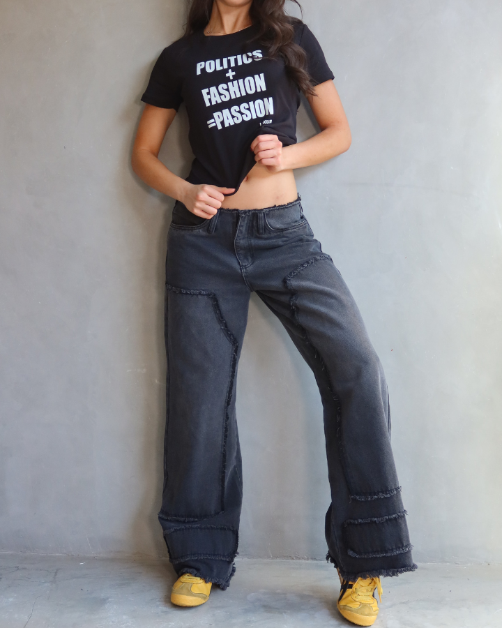CAMISETA MANGA CORTA ESTAMPADO "POLITICS + FASHION = PASSION" BABY TEE NEGRA