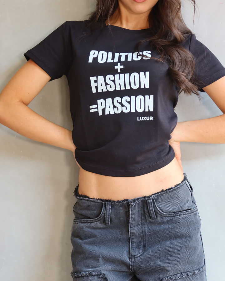 CAMISETA MANGA CORTA ESTAMPADO "POLITICS + FASHION = PASSION" BABY TEE NEGRA