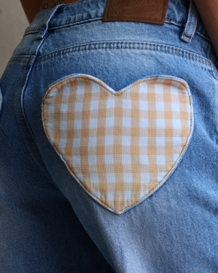 JEAN RECTO RELAXED FIT HEART PATCH VICHY AMARILLO