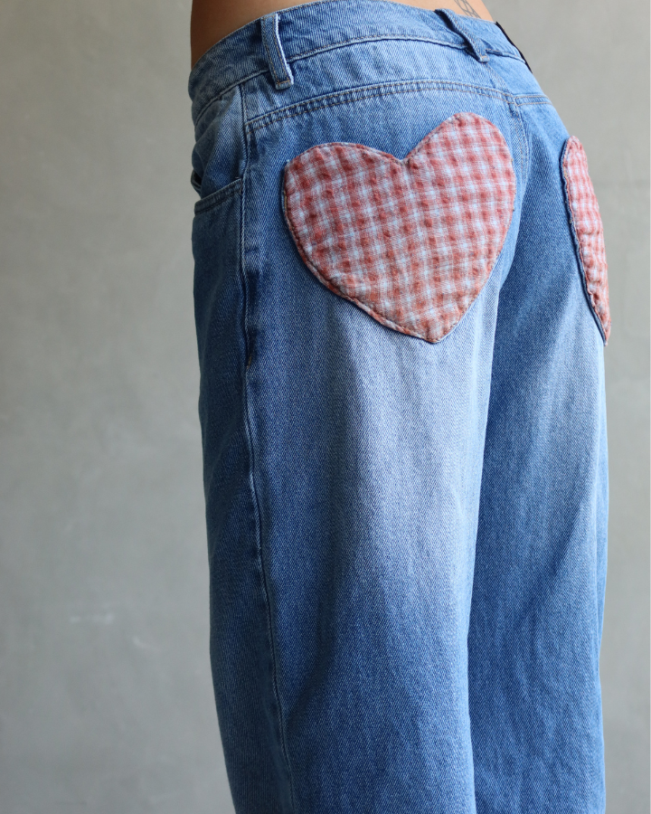 JEAN RECTO RELAXED FIT HEART PATCH VICHY ROJO