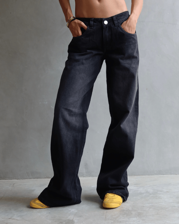 JEAN LOW WIDE FIT TIRO BAJO ANCHO NEGRO