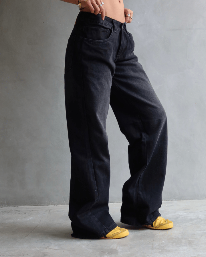 JEAN LOW WIDE FIT TIRO BAJO ANCHO NEGRO