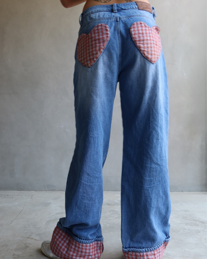 JEAN RECTO RELAXED FIT HEART PATCH VICHY ROJO