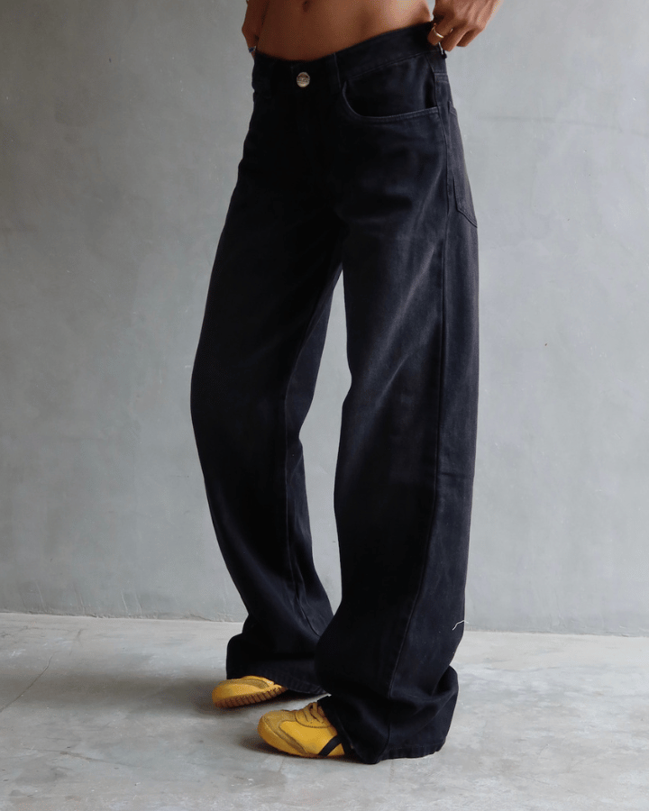 JEAN LOW WIDE FIT TIRO BAJO ANCHO NEGRO