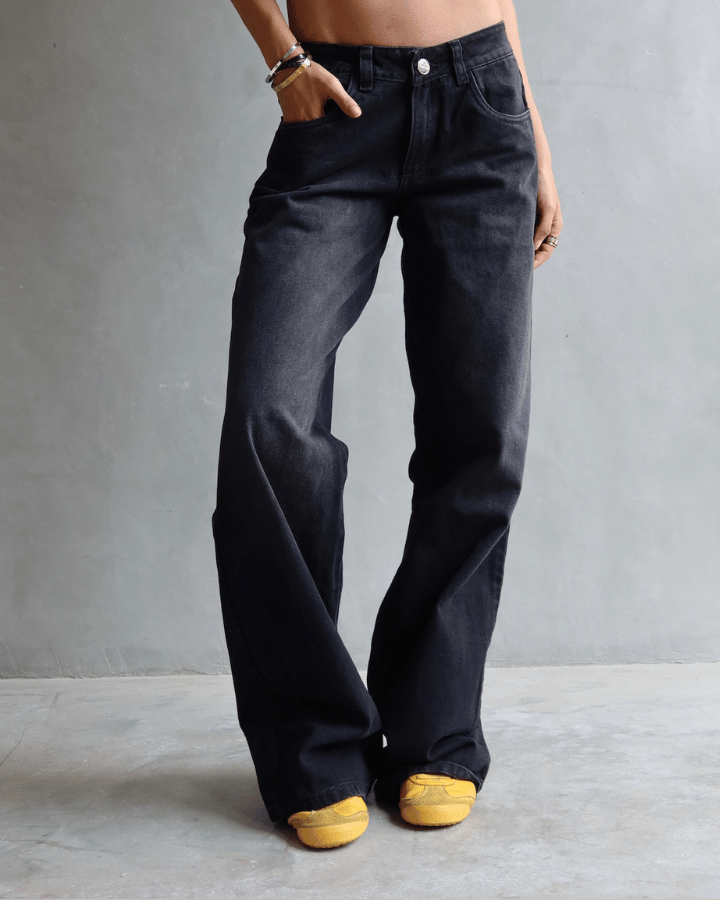 JEAN LOW WIDE FIT TIRO BAJO ANCHO NEGRO