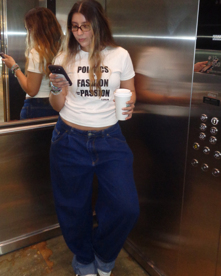 CAMISETA MANGA CORTA ESTAMPADO "POLITICS + FASHION = PASSION" BABY TEE BLANCA