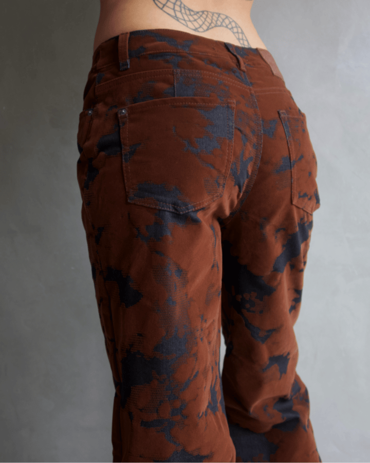 PANTALÓN STRAIGHT EFECTO MARMOLEADO CAFÉ NEGRO