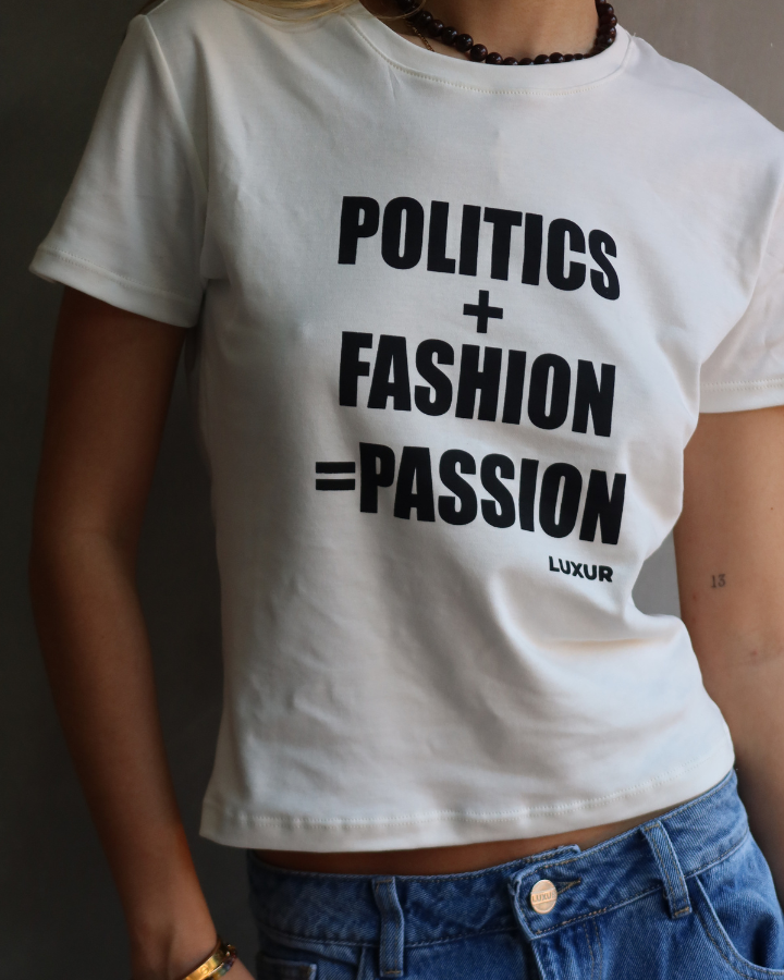 CAMISETA MANGA CORTA ESTAMPADO "POLITICS + FASHION = PASSION" BABY TEE BLANCA