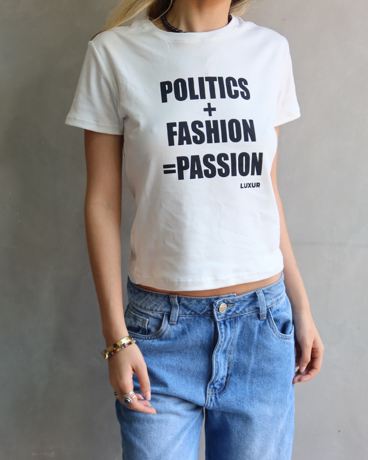 CAMISETA MANGA CORTA ESTAMPADO "POLITICS + FASHION = PASSION" BABY TEE BLANCA