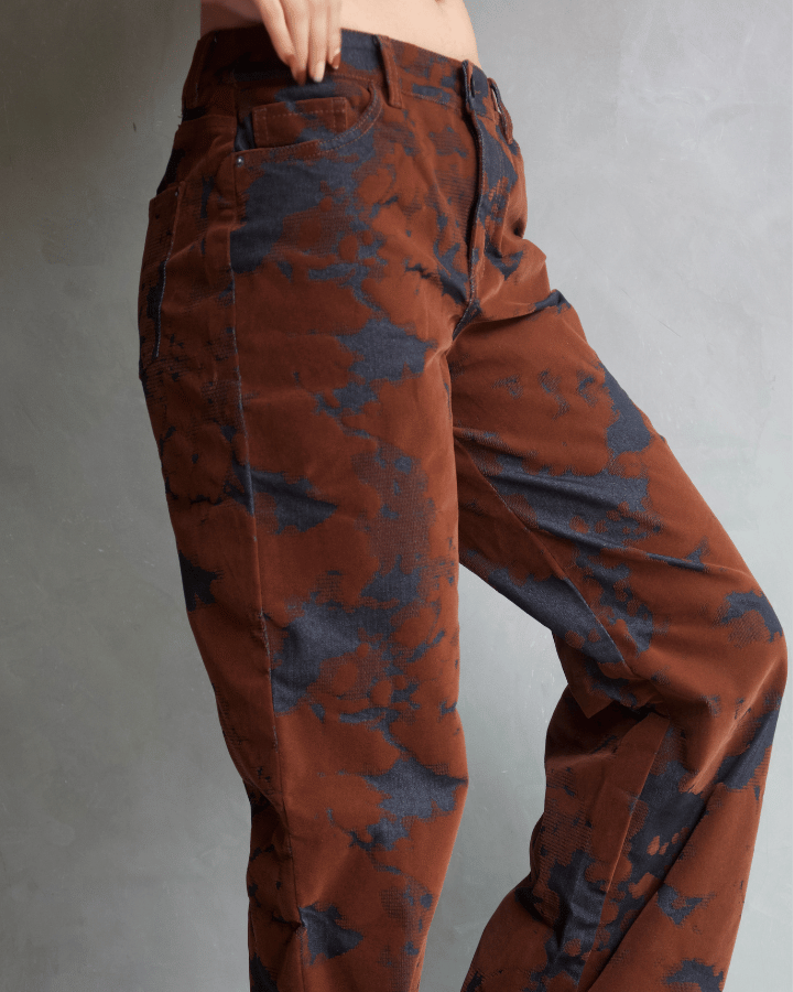 PANTALÓN STRAIGHT EFECTO MARMOLEADO CAFÉ NEGRO