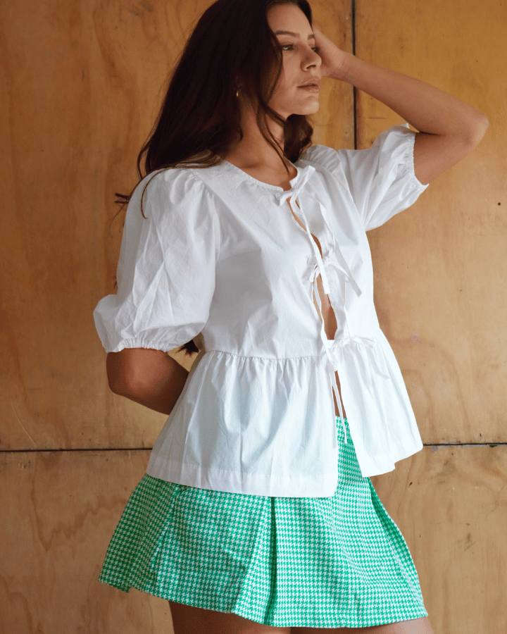 BLUSA AZZURRO CON MOÑOS BLANCO