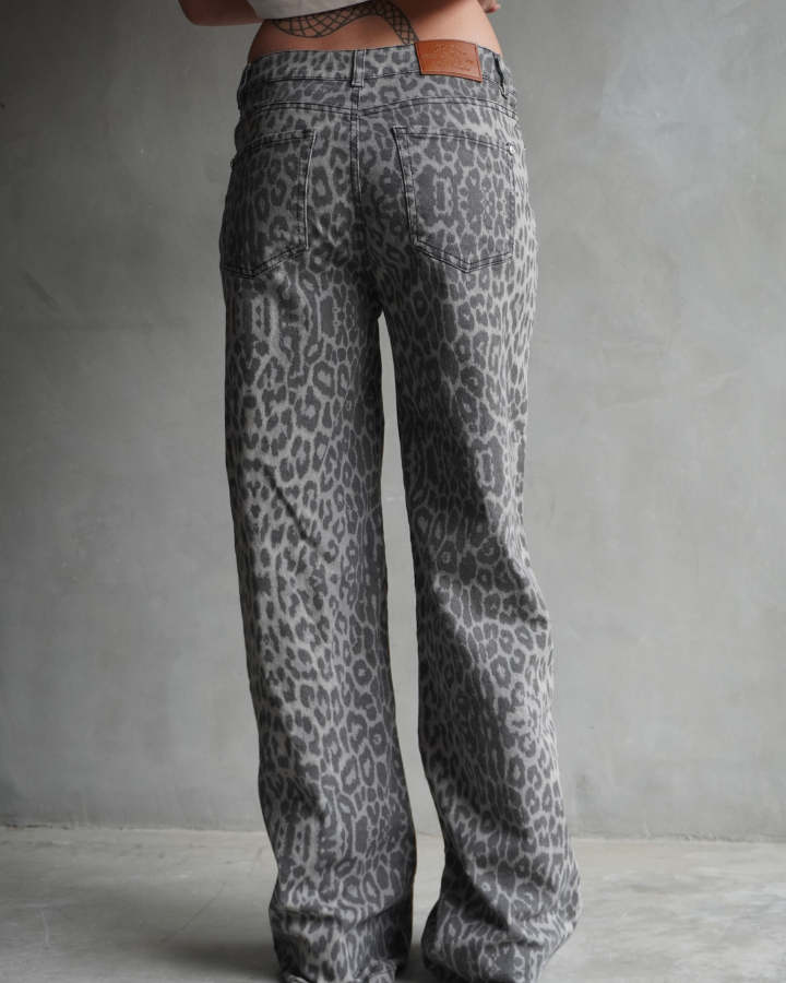JEAN RECTO GRIS ANIMAL PRINT WILD