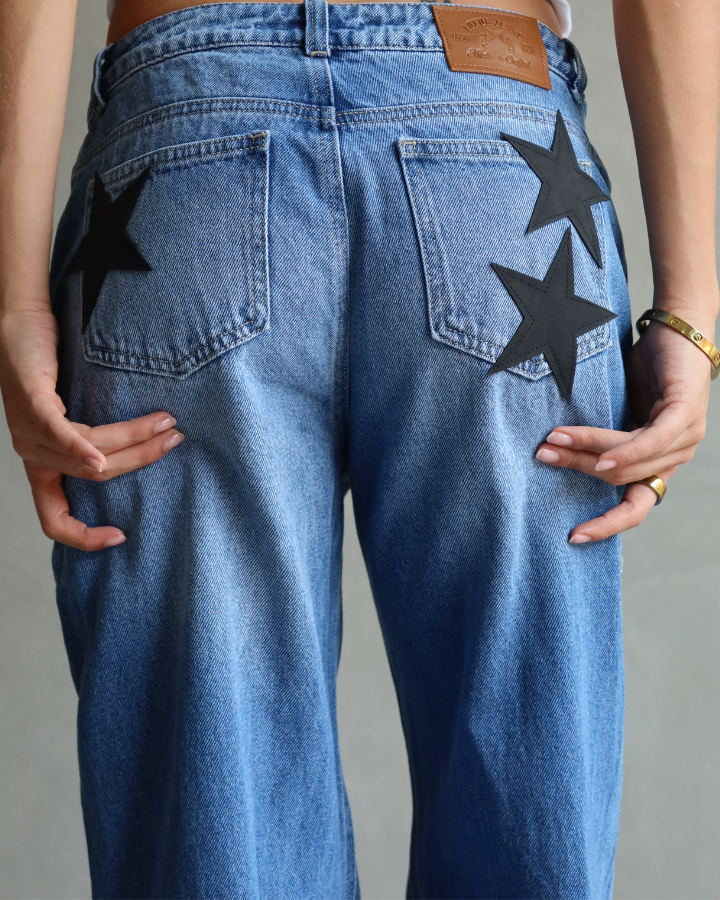 JEAN RELAXED FIT BLACK STARS AZUL CLARO