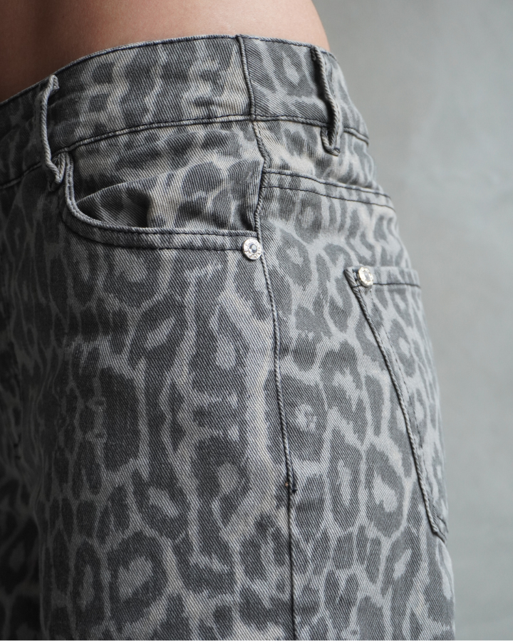 JEAN RECTO GRIS ANIMAL PRINT WILD