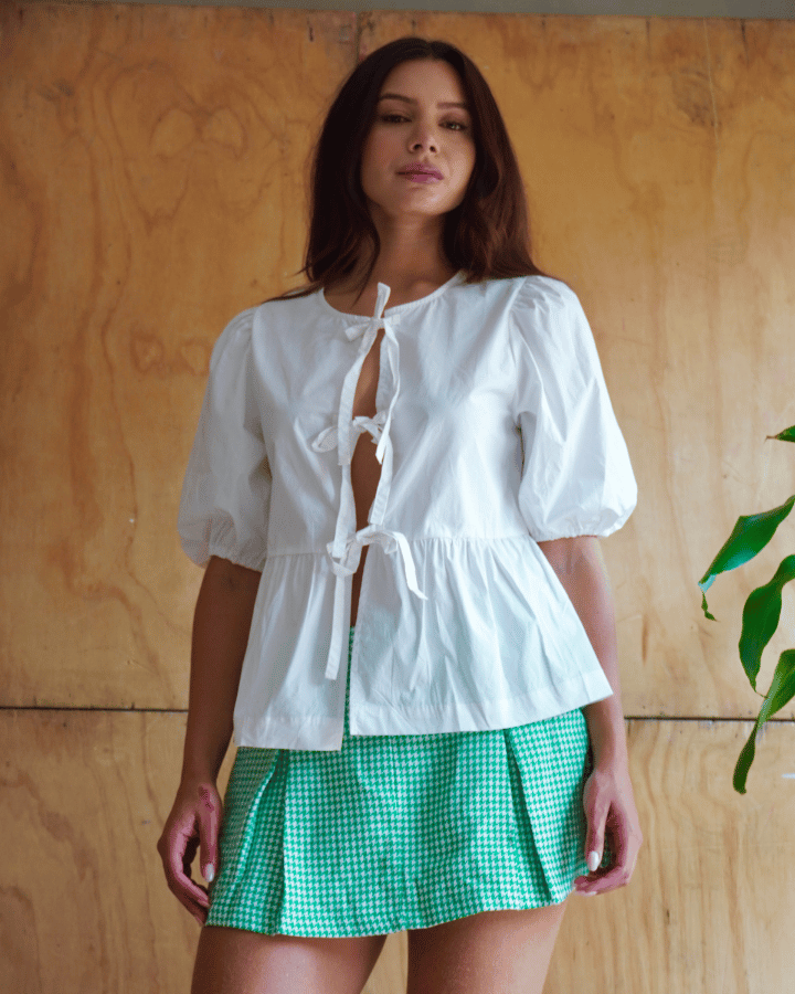 BLUSA AZZURRO CON MOÑOS BLANCO