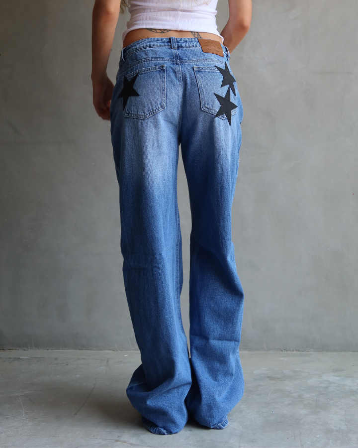 JEAN RELAXED FIT BLACK STARS AZUL CLARO