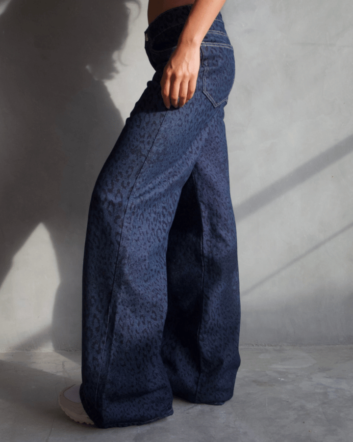 JEAN STRAIGHT AZUL OSCURO ANIMAL PRINT