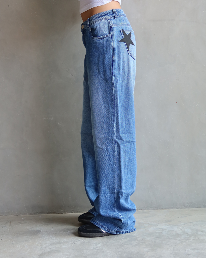 JEAN RELAXED FIT BLACK STARS AZUL CLARO