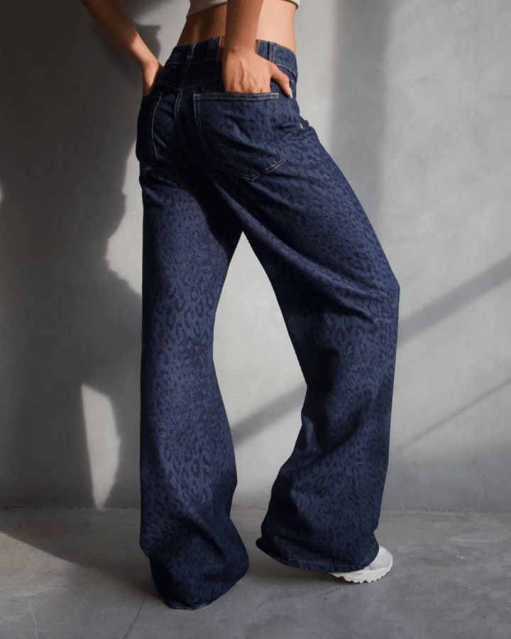 JEAN STRAIGHT AZUL OSCURO ANIMAL PRINT