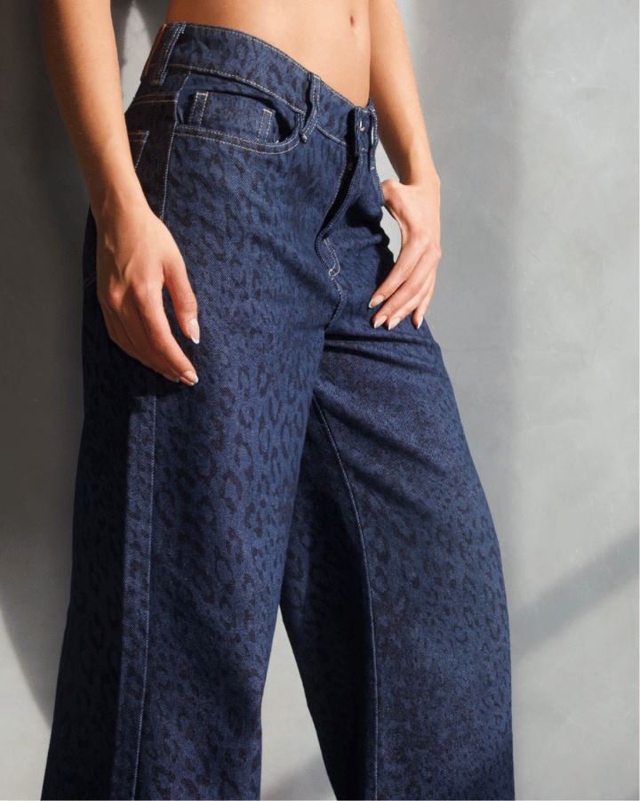 JEAN STRAIGHT AZUL OSCURO ANIMAL PRINT