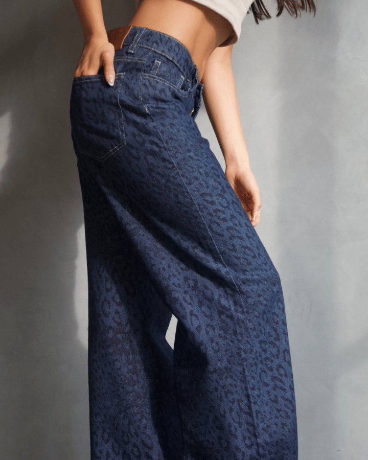 JEAN STRAIGHT AZUL OSCURO ANIMAL PRINT