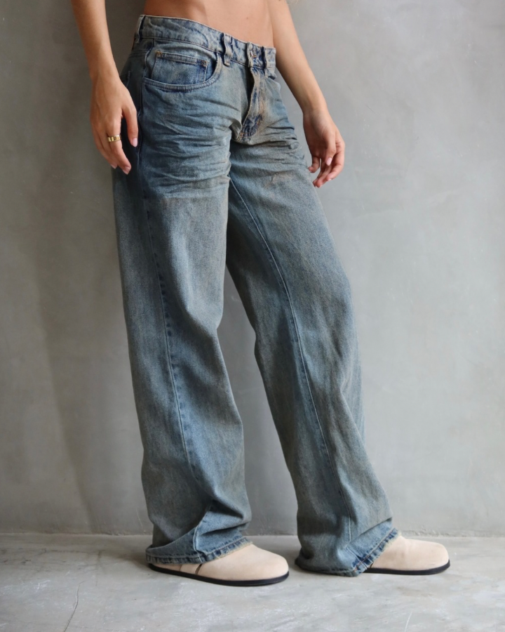 JEAN LOW WIDE FIT TIRO BAJO ANCHO VAINILLA WASHED
