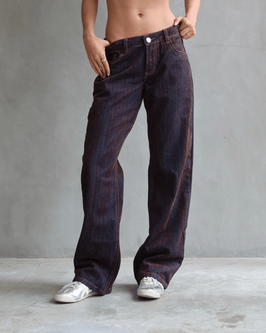 JEAN LOW WIDE FIT TEXTURED ZIGZAG AZUL/CAFÉ